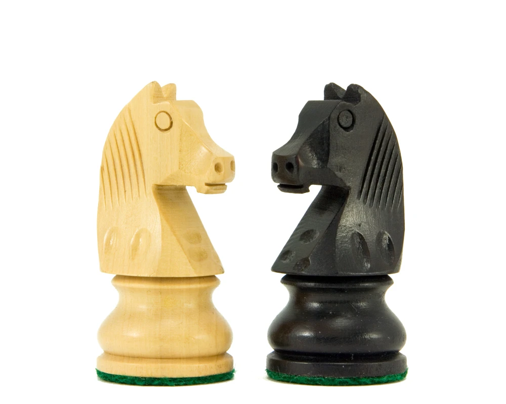 French Knight Ebonised Classic Chess Set 7 French Knight Ebonised Classic Chess Set - Image 7